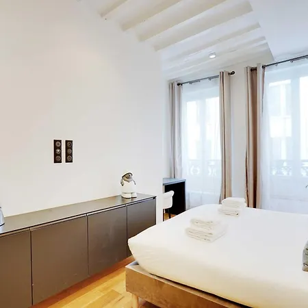 Bright & Cosy Palais Royal Apartment